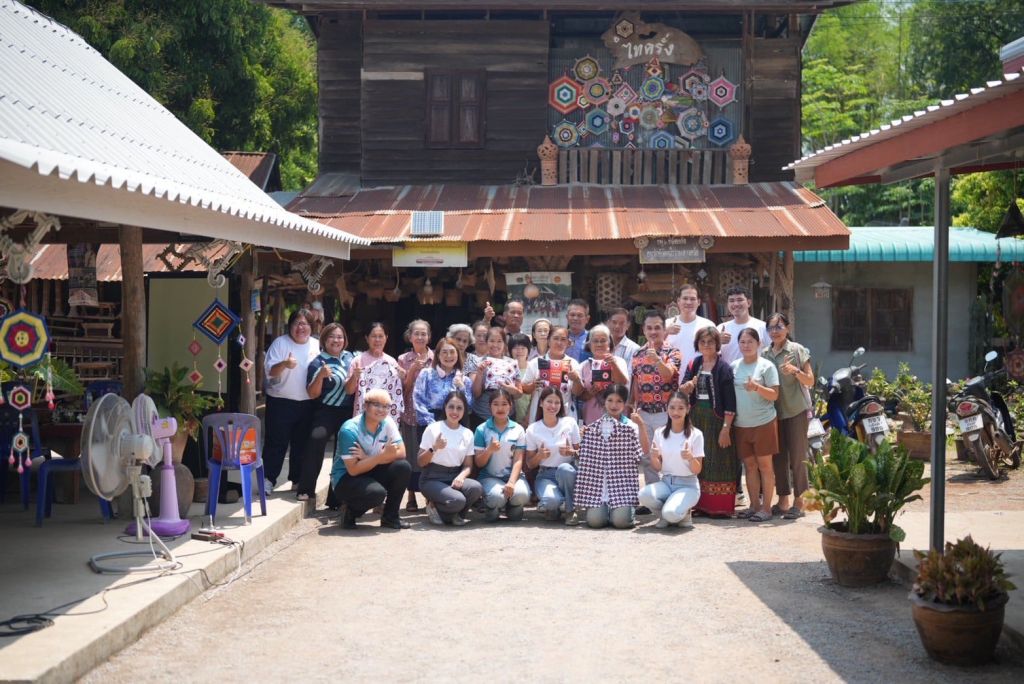 ทีมงานสำนักศิลปะและวัฒนธรรม ลงพื้นที่ที่ชุมชนไทครั่งบ้านเกาะน้อย อำเภอศรีสัชนาลัย จังหวัดสุโขทัย เพื่อดำเนินโครงการด้านการอนุรักษ์และส่งเสริมวัฒนธรรมท้องถิ่น โดยเฉพาะการพัฒนาลวดลายผ้าทอยกดอกแบบมีส่วนร่วมของคนในชุมชน ​ โครงการนี้มีเป้าหมายเพื่ออนุรักษ์และต่อยอดภูมิปัญญาท้องถิ่นของชาวไทครั่งให้สอดคล้องกับแนวคิด Soft Power