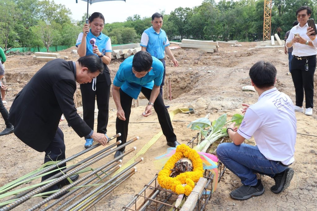 มหาวิทยาลัยราชภัฏพิบูลสงคราม ประกอบพิธีบวงสรวงและยกเสาเอก–เสาโท อาคารศูนย์นวัตกรรมการจัดการเรียนรู้ภาคเหนือตอนล่าง หรืออาคารคณะครุศาสตร์ (หลังใหม่) ณ พื้นที่ทะเลแก้ว