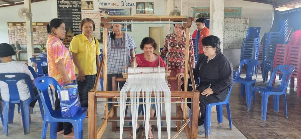 กลุ่มวิสาหกิจชุมชนกลุ่มทอผ้าด้วยไหมประดิษฐ์บ้านใหม่ซำเตย อำเภอวังทอง จังหวัดพิษณุโลก ได้จัดกิจกรรมอบรมเชิงปฏิบัติการเพื่อถ่ายทอดและส่งเสริมภูมิปัญญาท้องถิ่นสู่ชุมชน