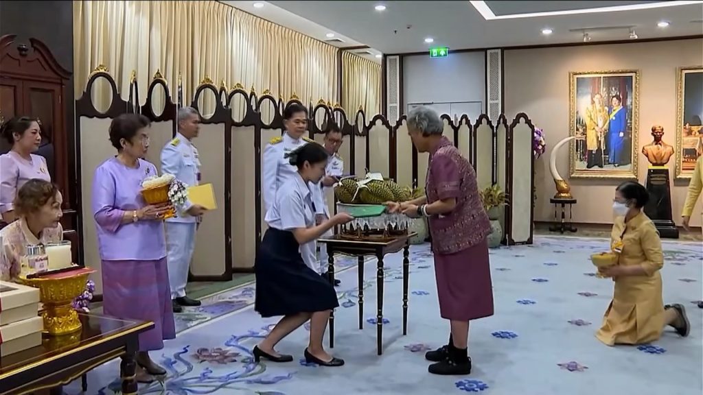 ผศ.ดร.ชุมพล เสมาขันธ์ อธิการบดีมหาวิทยาลัยราชภัฏพิบูลสงคราม นำ คณะกรรมการจัดการประกวดวาดภาพเฉลิมพระเกียรติสมเด็จพระกนิษฐาธิราชเจ้า กรมสมเด็จพระเทพรัตนราชสุดา ฯ สยามบรมราชกุมารี ระดับมัธยมศึกษาตอนปลาย หรือเทียบเท่า เรื่อง “ศรีเทพ : มรดกโลกในมือเยาวชน” ซึ่งกองทุนพระองค์เจ้าวิมลฉัตร และกรมศิลปากร
