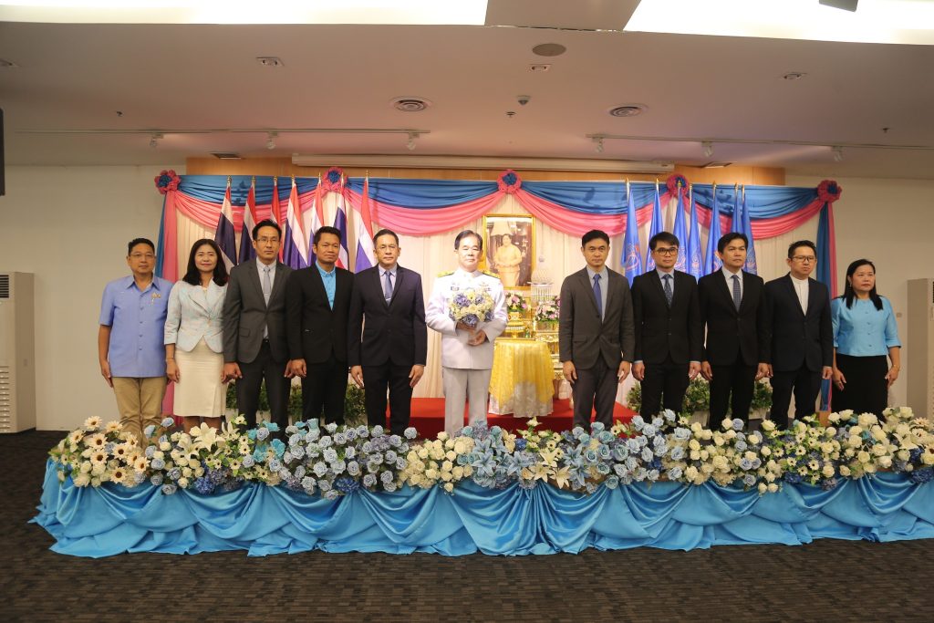พระเจ้าวรวงศ์เธอ พระองค์เจ้าสิริภาจุฑาภรณ์ ทรงประทานแจกันดอกไม้ ผู้ช่วยศาสตาจารย์ ดร.ชุมพล เสมาขันธ์ ในโอกาสรับสนองพระบรมราชโองการโปรดเกล้าโปรดกระหม่อม ให้ดำรงตำแหน่ง อธิการบดีมหาวิทยาลัยราชภัฏพิบูลสงคราม ต่อไปอีกวาระหนึ่ง