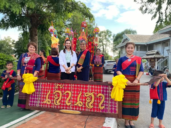 จังหวัดพิษณุโลก จัดประเพณีแห่ห่มผ้าพระปรางค์ วัดพระศรีรัตนมหาธาตุวรมหาวิหาร หรือ “วัดใหญ่” ช่วงก่อนเทศกาลเข้าพรรษา เพื่อสืบสานศรัทธาและอัตลักษณ์ท้องถิ่น