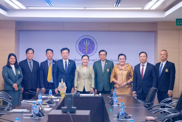 ผศ.ดร.ชุมพล เสมาขันธ์ อธิการบดีมหาวิทยาลัยราชภัฏพิบูลสงคราม เข้าพบ นางสาวสุดาวรรณ หวังศุภกิจโกศล รัฐมนตรีว่าการกระทรวงการอุดมศึกษา วิทยาศาสตร์ วิจัยและนวัตกรรมเพื่อแสดงความยินดีในโอกาสเข้ารับตำแหน่ง ณ กระทรวงการอุดมศึกษา วิทยาศาสตร์ วิจัยและนวัตกรรม ถนนโยธี กรุงเทพมหานคร