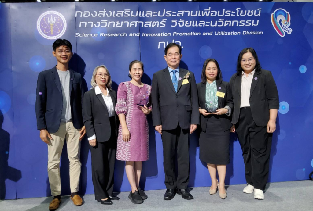 ผศ.ดร.ชุมพล เสมาขันธ์ อธิการบดีมหาวิทยาลัยราชภัฏพิบูลสงคราม รับโล่ประกาศเกียรติคุณ TCS : การบริการให้คำปรึกษาและข้อมูลเทคโนโลยี