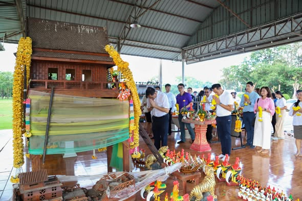 มหาวิทยาลัยราชภัฏพิบูลสงคราม จัดพิธีสักการะศาลเจ้าพ่อทะเลแก้ว ขอพรเพื่อความเป็นสิริมงคลและความราบรื่นของพิธีพระราชทานปริญญาบัตร