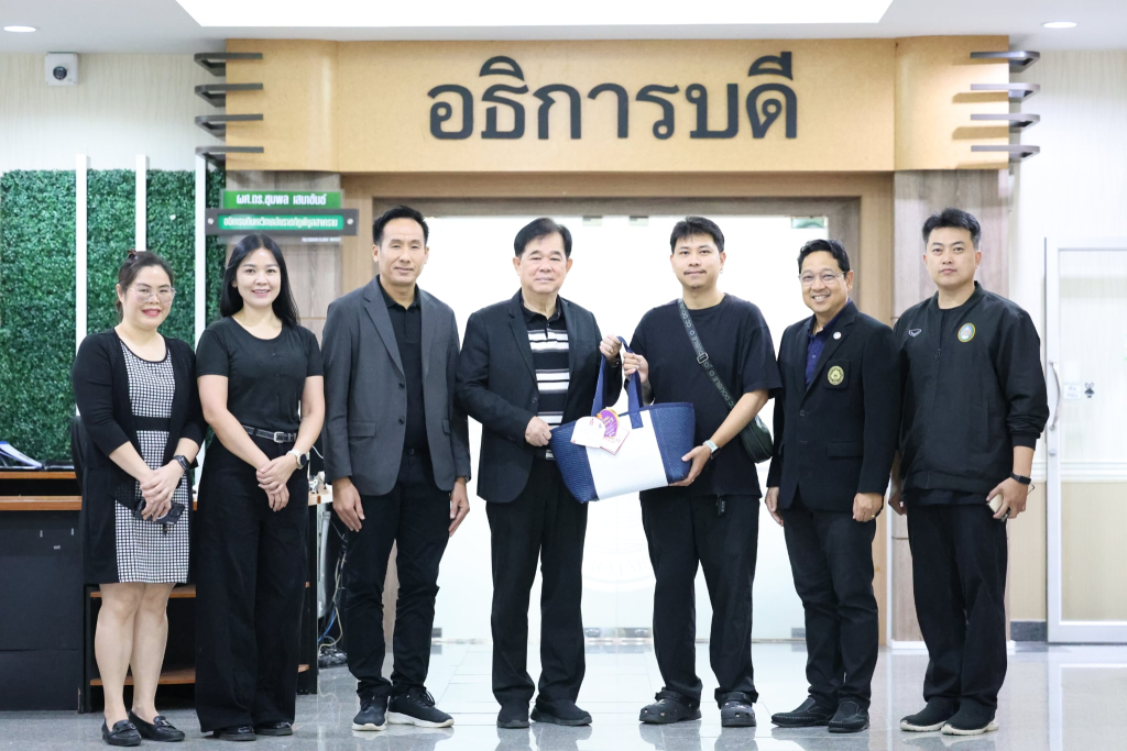 ผศ.ดร.ชุมพล เสมาขันธ์ อธิการบดีมหาวิทยาลัยราชภัฏพิบูลสงคราม พร้อมด้วยคณะผู้บริหาร มิได้นิ่งนอนใจต่อเหตุการณ์ที่เกิดขึ้นในช่วงวันพระราชทานปริญญาบัตรที่ผ่านมา ได้เดินทางมอบกระเช้าเพื่อเป็นกำลังใจแก่ นายภูษิต ประจันกาญจน์ (เบส) บัณฑิตคณะวิทยาการจัดการ และครอบครัว