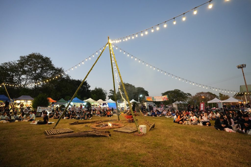 มหาวิทยาลัยราชภัฏพิบูลสงคราม เปิดลานแคมปิ้ง “เพื่อน พี่น้องกัน จอยได้ ไม่ต้องดื่ม” ชวนนักศึกษาล้อมวงคุย ฟังดนตรีโฟล์ค สร้างภูมิคุ้มกันรู้เท่าทันแอลกอฮอล์