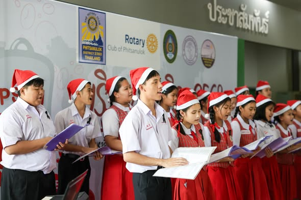 โรงเรียนผดุงราษฎร์ ขับร้องเพลงอวยพร เนื่องในเทศกาลคริสมาสต์ และปีใหม่