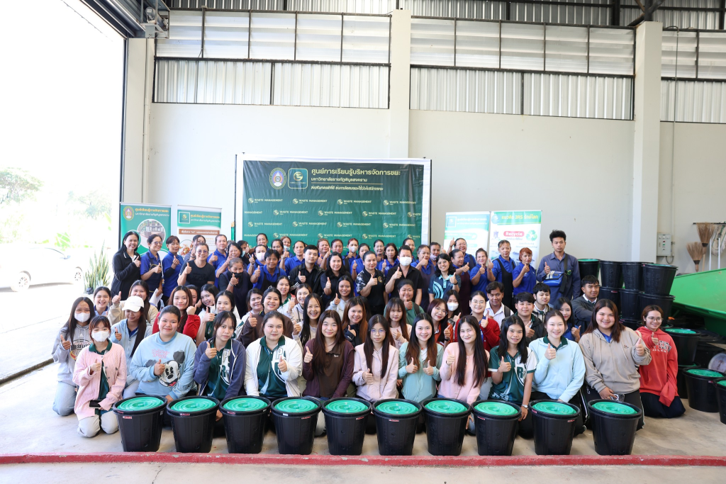 ศูนย์เรียนรู้การจัดการขยะ มหาวิทยาลัยราชภัฏพิบูลสงคราม ได้จัดโครงการอบรมเชิงปฏิบัติการ “ด้านการคัดแยกขยะจากต้นทางและการสร้างมูลค่า” โดยได้รับเกียรติจากประธานในพิธีร่วมเปิดกิจกรรมและมอบนโยบายในการขับเคลื่อนการจัดการขยะภายในมหาวิทยาลัย