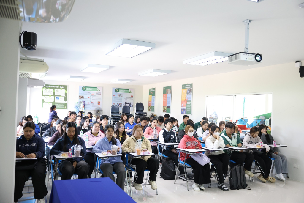 วันที่ 15 มกราคม 2569 เวลา 13.30 น. ศูนย์เรียนรู้การจัดการขยะ มหาวิทยาลัยราชภัฏพิบูลสงคราม จัดโครงการอบรมเชิงปฏิบัติการในหัวข้อ “การจัดสถานที่ให้เป็นต้นแบบพื้นที่สีเขียวเพื่อรองรับมาตรฐาน Green Office”