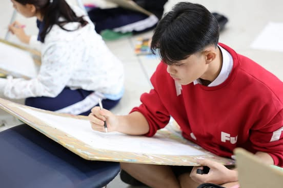 มหาวิทยาลัยราชภัฏพิบูลสงคราม เปิดเวทีศิลป์ “สุโขทัยฯ มรดกโลกในมือเยาวชน” ครั้งที่ 11 เฟ้นหาเยาวชนชิงถ้วยพระราชทานฯ วันนี้ 21 มกราคม 2569 มหาวิทยาลัยราชภัฏพิบูลสงคราม จัดพิธีเปิด โครงการประกวดวาดภาพเฉลิมพระเกียรติสมเด็จพระกนิษฐาธิราชเจ้า กรมสมเด็จพระเทพรัตนราชสุดาฯ สยามบรมราชกุมารี ครั้งที่ 11 ประจำปีการศึกษา 2568 ณ หอประชุมศรีวชิรโชติ มหาวิทยาลัยราชภัฏพิบูลสงคราม (ส่วนทะเลแก้ว)