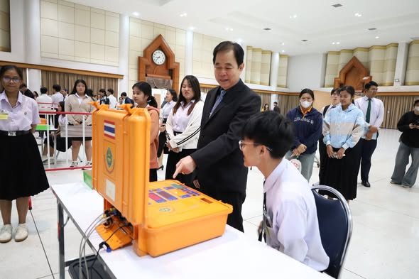 การเลือกผู้นำที่ “ใช่” จะช่วยให้เสียงของนักศึกษาถูกส่งต่อไปยังมหาวิทยาลัยได้อย่างตรงจุด ไม่ว่าจะเป็นเรื่องกิจกรรมนักศึกษา การพัฒนาระบบสวัสดิการ หรือการสร้างสรรค์โครงการใหม่ๆ เพื่อพวกเราทุกคน