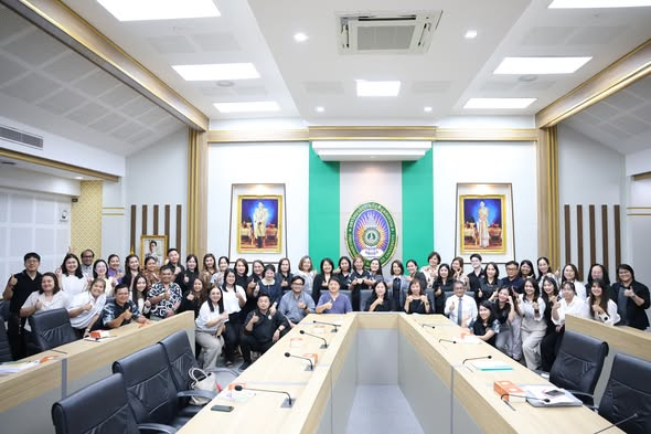 สำนักงานอธิการบดีมหาวิทยาลัยราชภัฏพิบูลสงคราม จัดการประชุมมอบนโยบายและแนวทางการปฏิบัติงาน เพื่อสร้างความเข้าใจที่ถูกต้องและให้ทิศทางการดำเนินงานให้สอดคล้องกับยุทธศาสตร์มหาวิทยาลัย