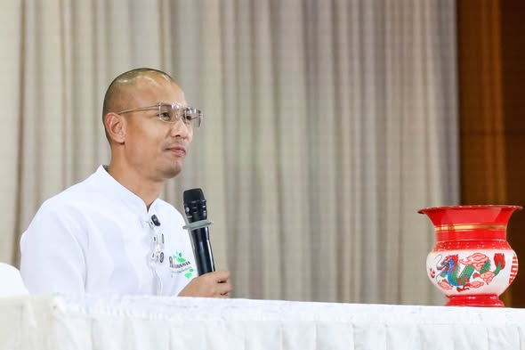 ประชาชน และ นักศึกษามหาวิทยาลัยราชภัฏพิบูลสงคราม ร่วมรับฟังธรรมบรรยายพิเศษ “เงินทองของบาดใจ” โดย “อาจารย์เบียร์ คนตื่นธรรม”