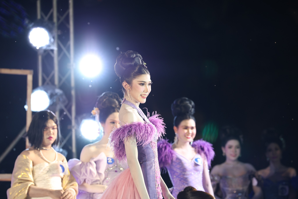 มหาวิทยาลัยราชภัฏพิบูลสงคราม เปิดเวทีแห่งความเท่าเทียม ประชันความสวยมั่นใจเกินร้อยใน “การประกวดธิดาจำแลงและธิดาอวบอั๋นพันธุ์ XL”