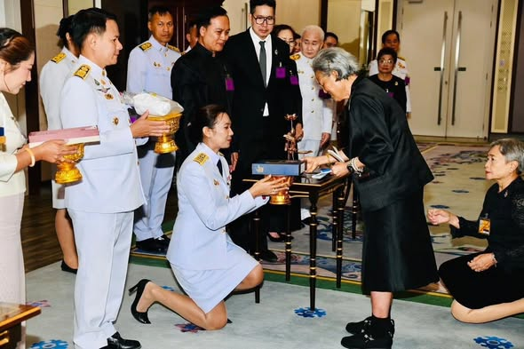 สมเด็จพระกนิษฐาธิราชเจ้า กรมสมเด็จพระเทพรัตนราชสุดา ฯ สยามบรมราชกุมารี พระราชทานพระราชวโรกาสให้ คณะผู้บริหารมหาวิทยาลัยราชภัฏพิบูลสงคราม และคณะผู้จัดงานประกวดวาดภาพ เฝ้าทูลละอองพระบาท