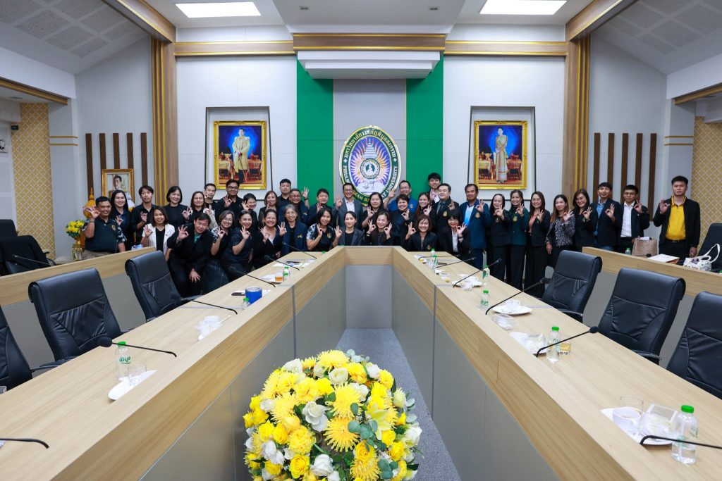 มหาวิทยาลัยราชภัฏพิบูลสงคราม ต้อนรับคณะศึกษาดูงานจากมหาวิทยาลัยราชภัฏมหาสารคาม แลกเปลี่ยนแนวทางการบริหารงานสำนักงานอธิการบดีฯ