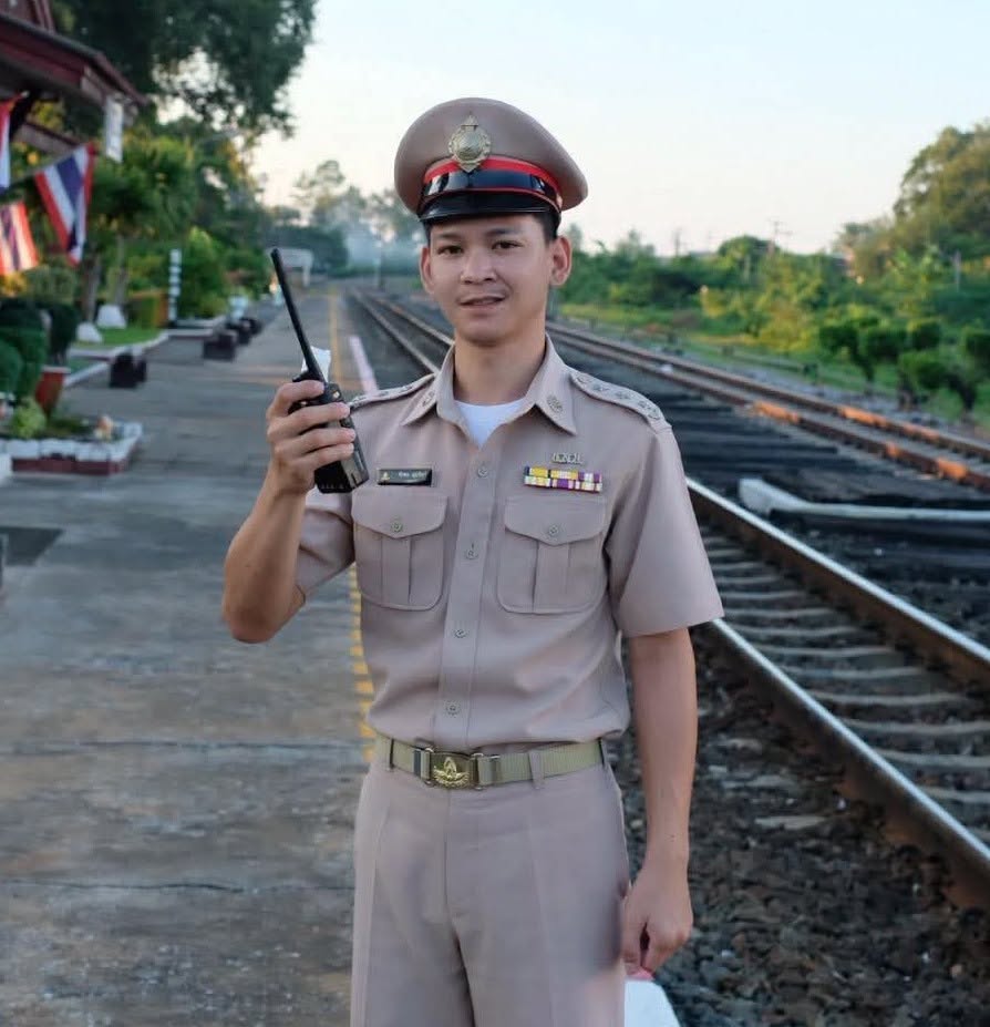 นายพีรพล บุญจันทร์ นายสถานี (นสน. พดร.6) สังกัดงานเดินรถแขวงอุตรดิตถ์ กองจัดการเดินรถเขต 3 ฝ่ายปฏิบัติการเดินรถ การรถไฟแห่งประเทศไทย