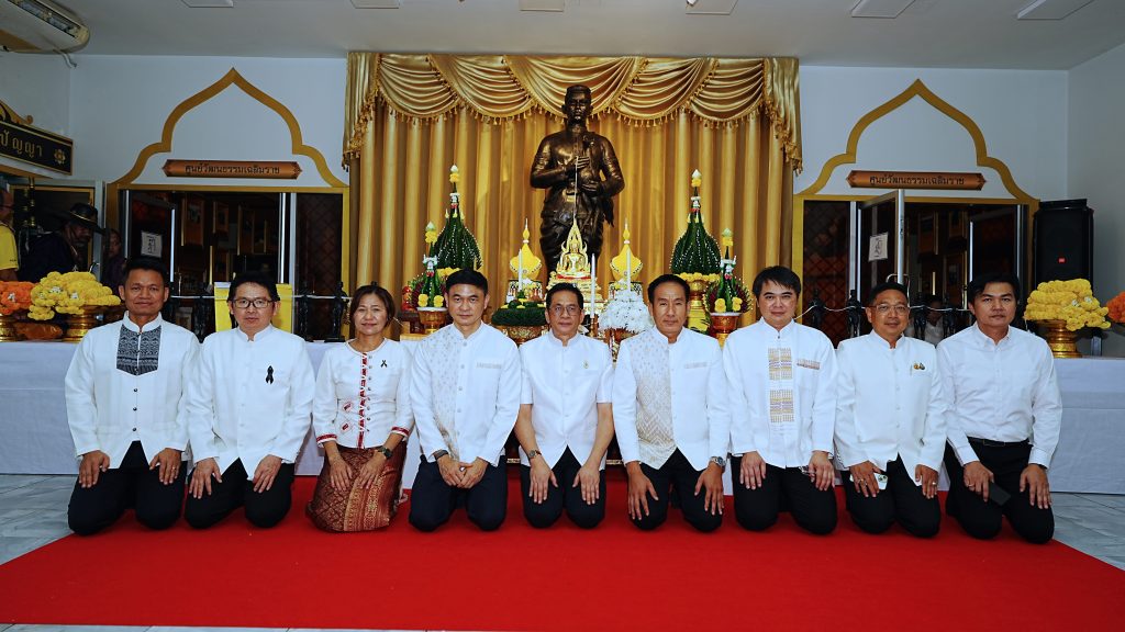 มหาวิทยาลัยราชภัฏพิบูลสงคราม ร่วมกับสภาอุตสาหกรรมจังหวัดพิษณุโลก จัดพิธีสักการะขอพรและเสริมสิริมงคล “สมเด็จพระนเรศวรมหาราช อุ้มไก่เหลืองหางขาว (ไก่แก้วมหาราช)”